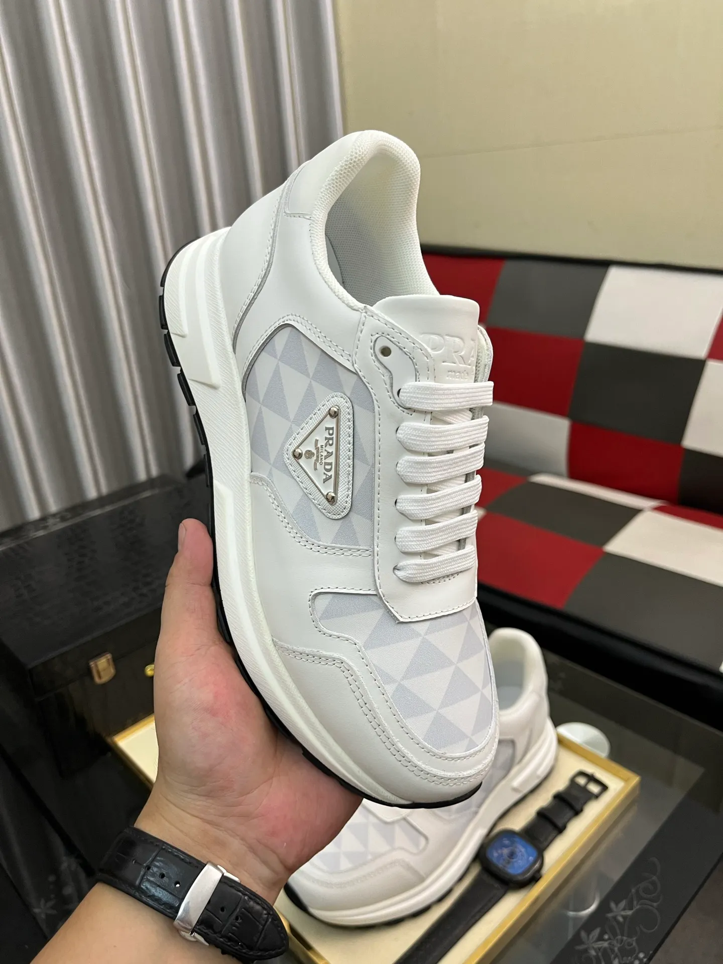 Men's men's shoes 💰420⌚️⌚️ Prada/Prada Men's new casual shoes, this sports shoe is made of imported calfskin upper with breathable mesh and breathable mesh lining. The foot pads are made of sheepskin, and the outsole is made of non-slip sports exclusive rubber outsole with logo. It feels good on the feet and is a fashionable item! Size: 38-442️⃣Colors available